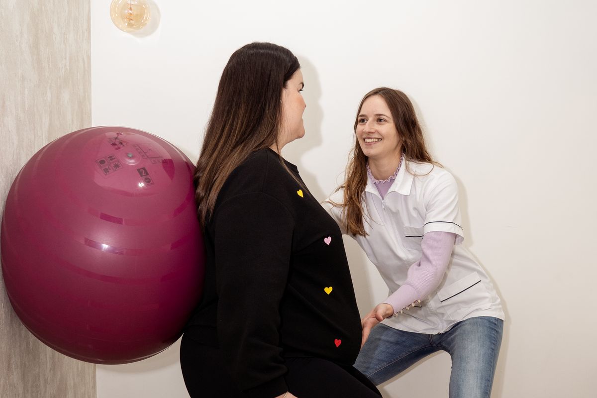 Daniela e uma grávida a trabalhar com a bola de pilates